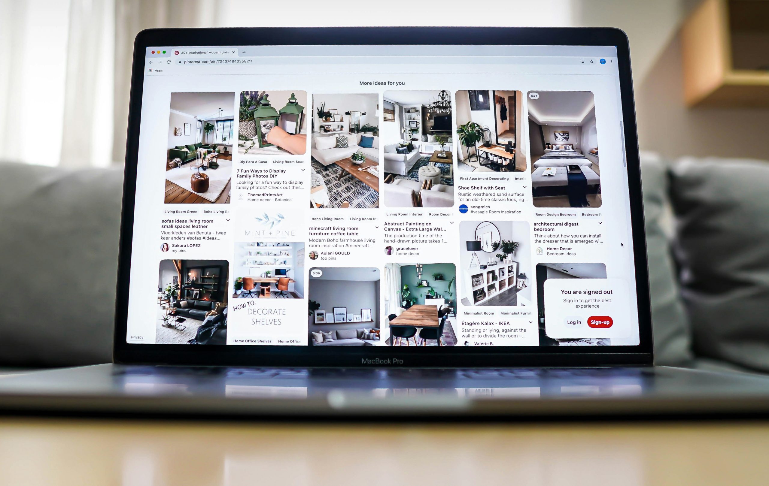 Laptop mit Pinterest Timeline auf einem Tisch